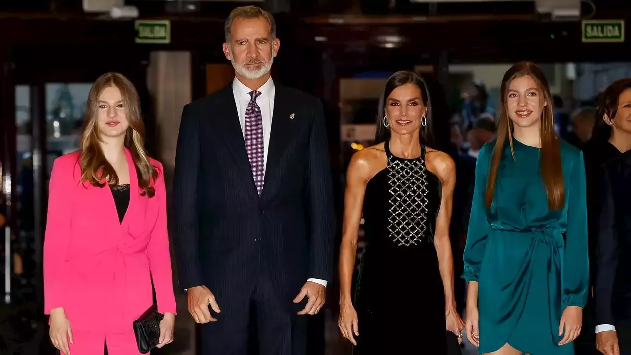 Leonor reaparece en Asturias con los reyes y Sofía todo sobre los looks de Letizia y sus hijas