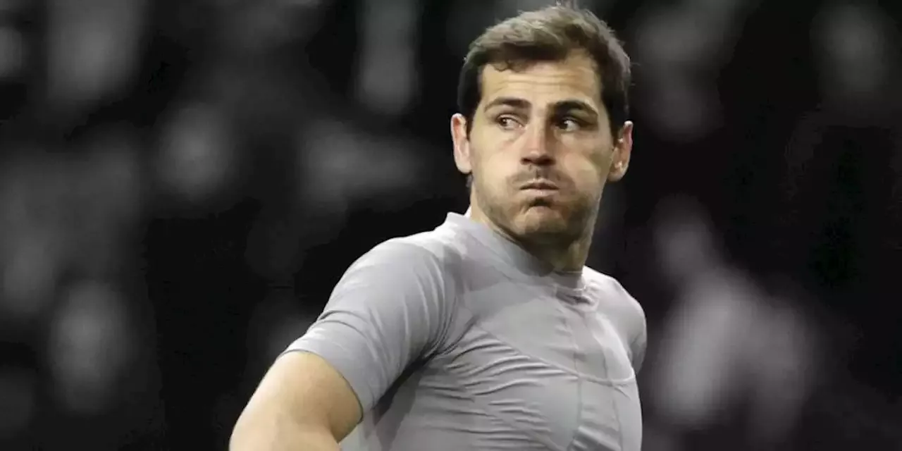 Iker Casillas confiesa en Twitter que es gay minutos más tarde