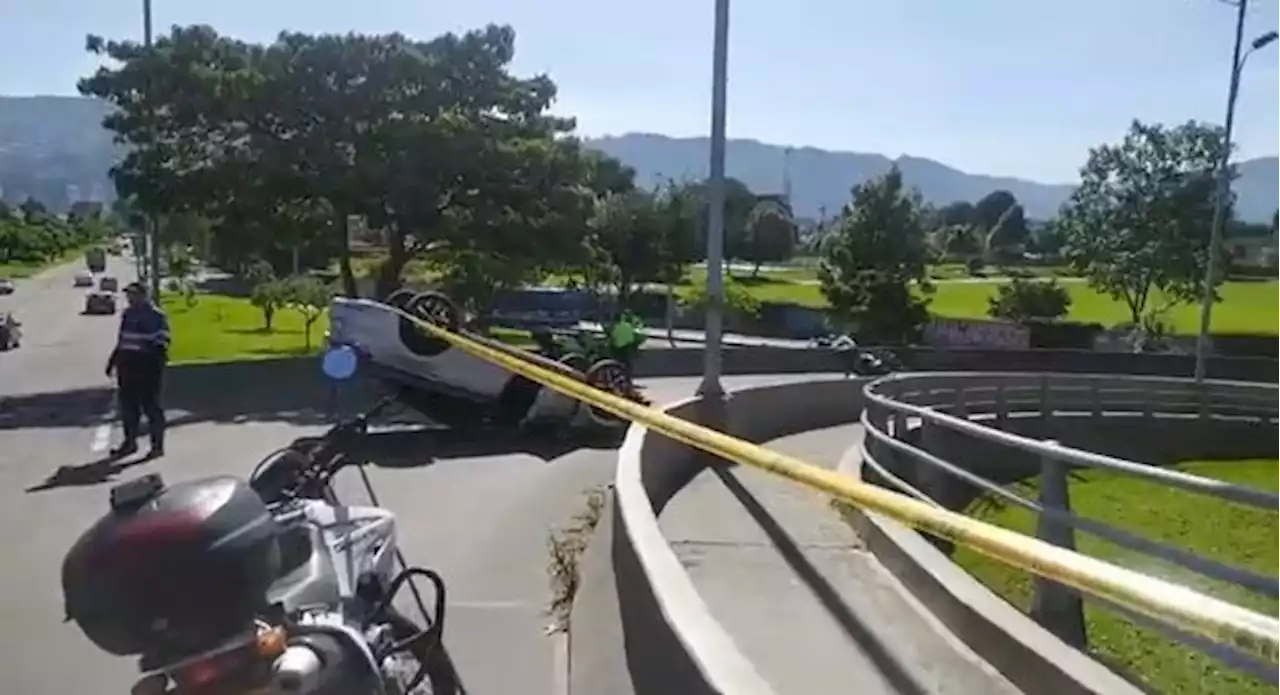 Accidente En Bogot Veh Culo Se Volc En Puente Sobre La Autopista