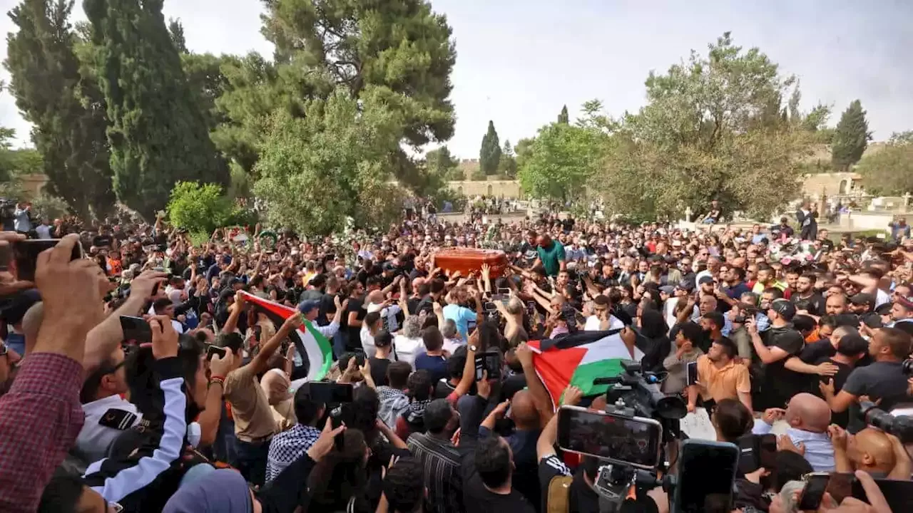 La Polic A Israel Irrumpi En El Funeral De La Periodista Palestina Abatida En Un Combate