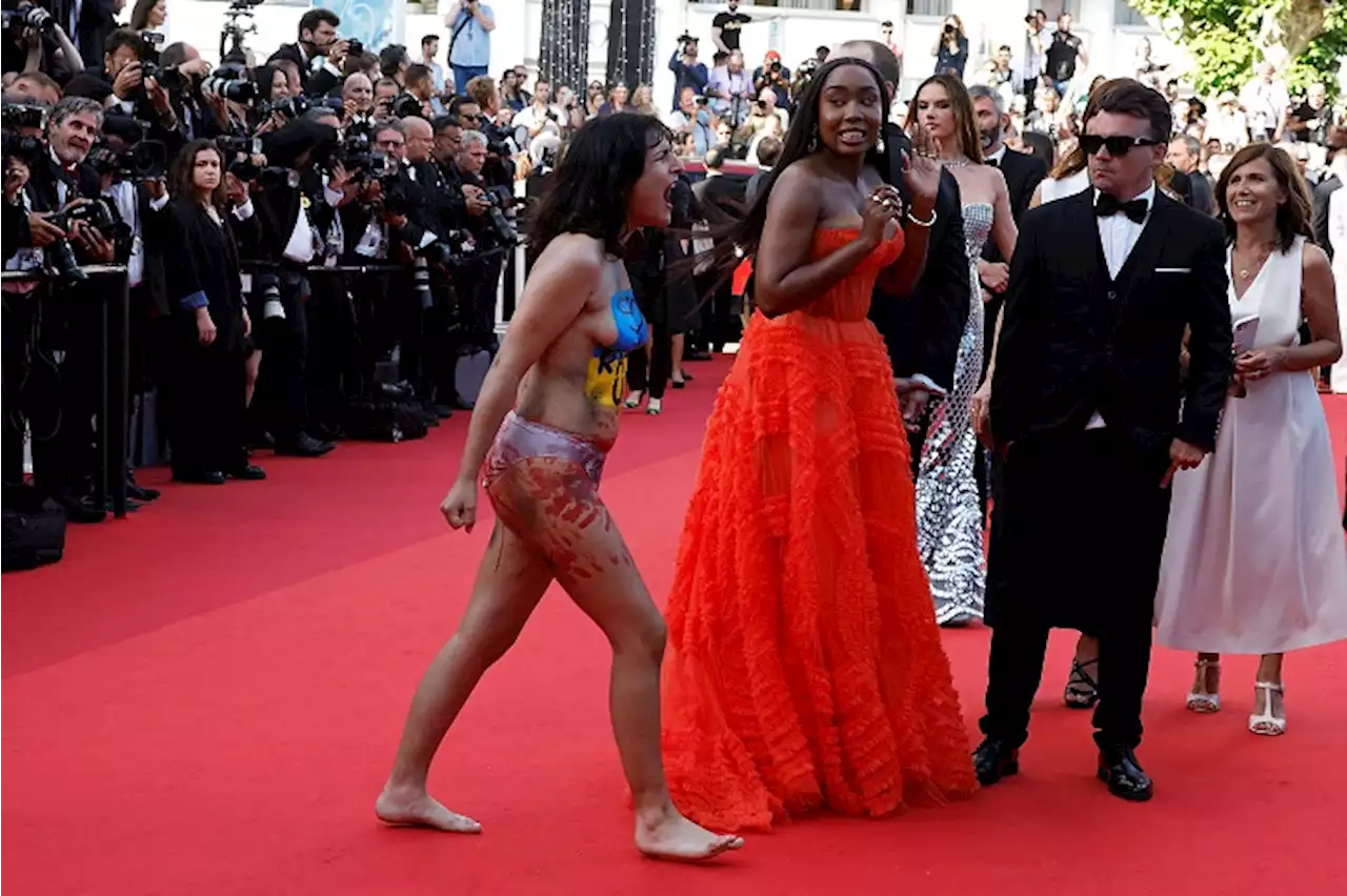 Manifestante Nua Expulsa Do Tapete Vermelho De Cannes Veja V Deo