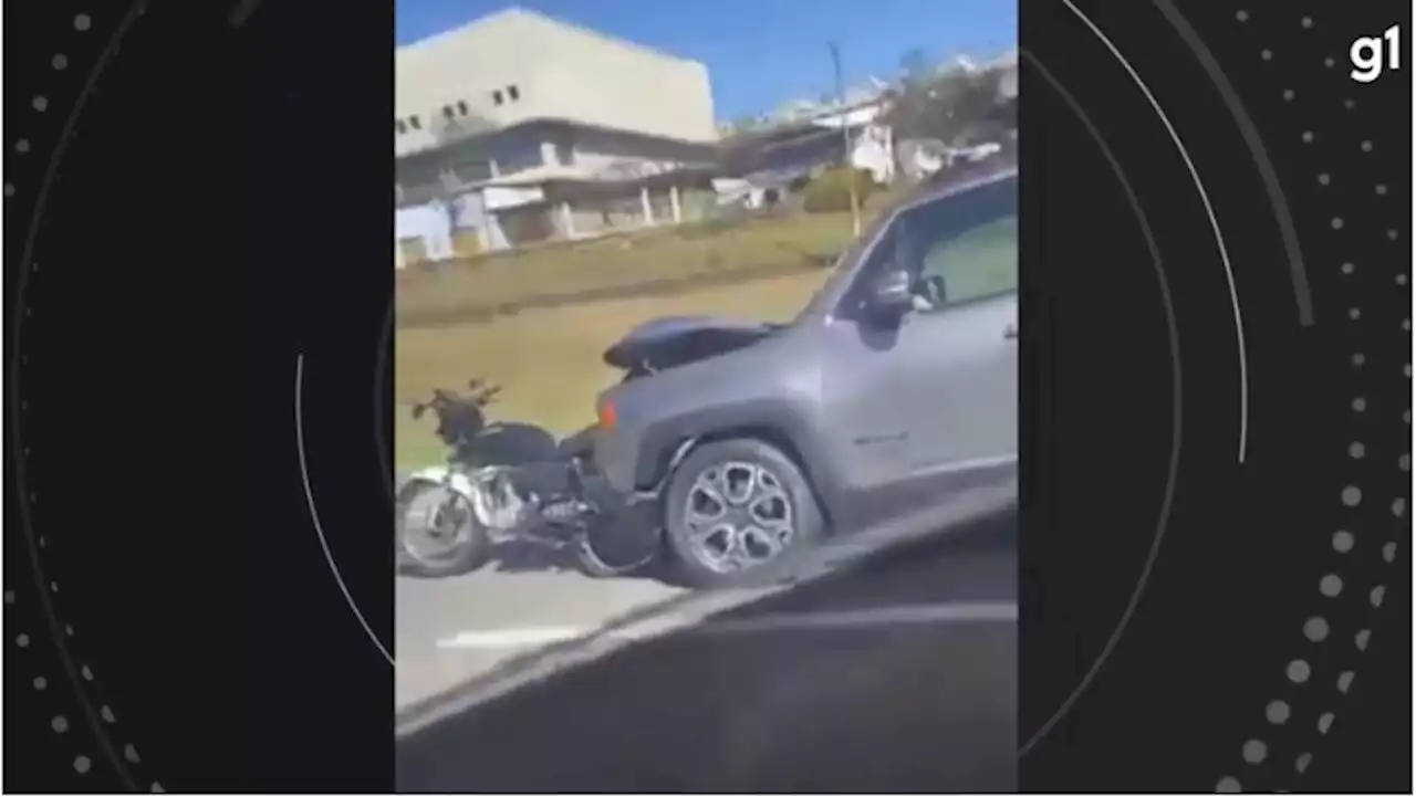 VÍDEO Motorista é flagrado arrastando moto presa ao carro após