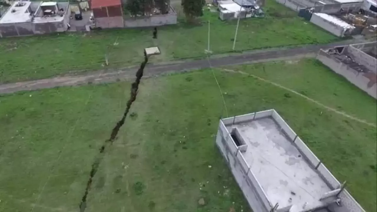 Se Abre La Tierra En Chalco Las Impactantes Fotos De La Grieta De