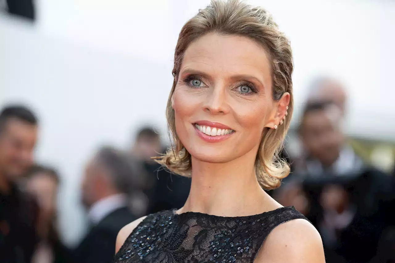 Sylvie Tellier tape la pose avec un maillot de bain échancré France