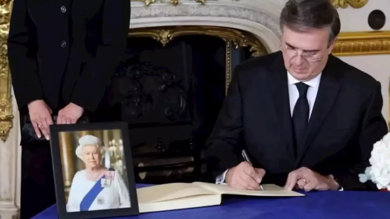 Marcelo Ebrard Firma El Libro De Condolencias De La Reina Isabel II