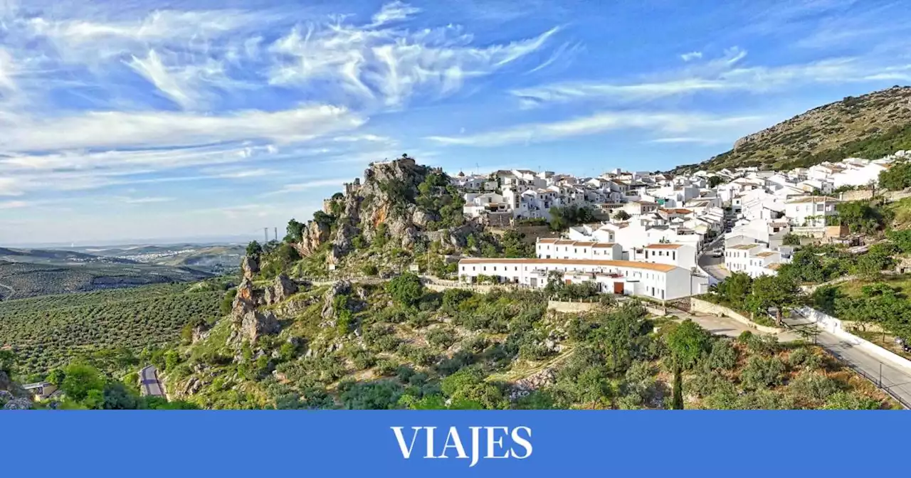 Zuheros El Pueblo En Medio De Un Parque Natural Con Un Castillo Y La