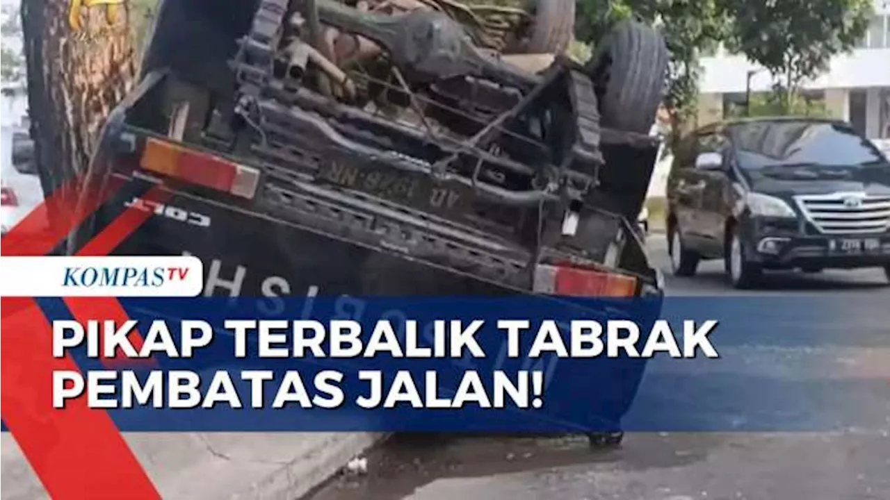 Mobil Pikap Pengangkut Drum Air Terbalik Akibat Tabrak Pembatas Jalan