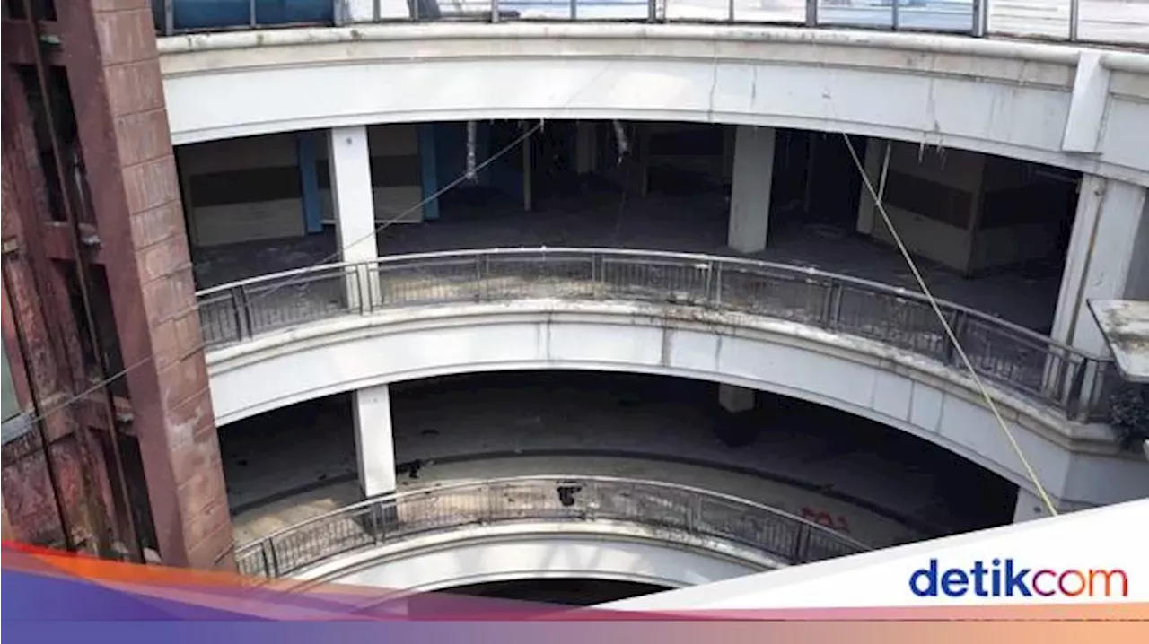 Deretan Penunggu Di Mal Serpong Plaza Yang Tak Berpenghuni Indonesia