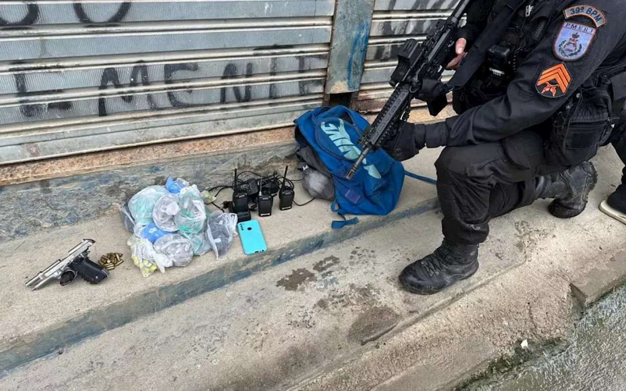 Pm Prende Tr S Criminosos E Apreendem Pistola E Drogas No Complexo S O