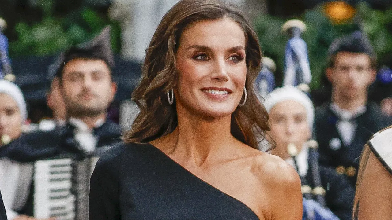 Letizia Brilla Con Un Vestido De Carolina Herrera En Oviedo Escote