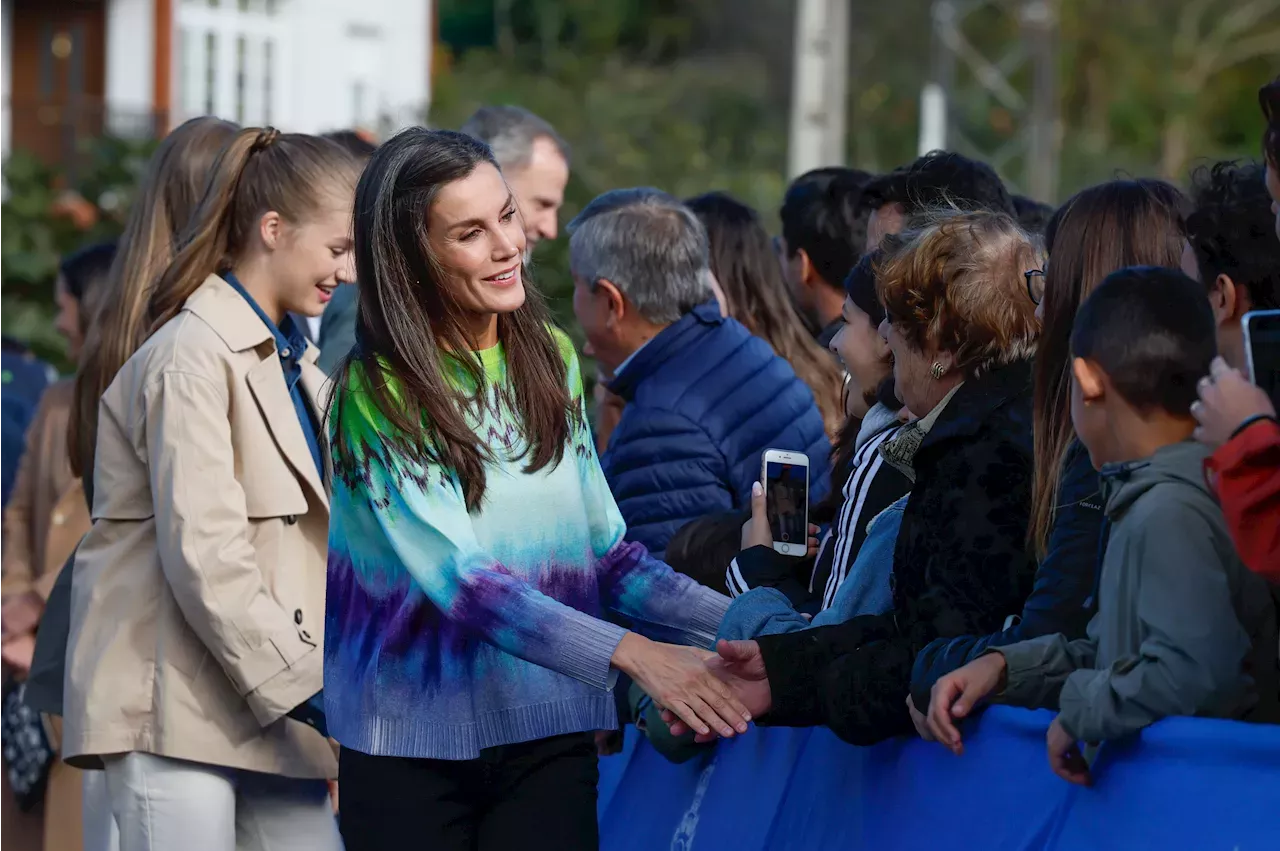 Los Looks De La Reina Letizia Leonor Y Sof A Durante Su Visita Al Pueblo Ejemplar