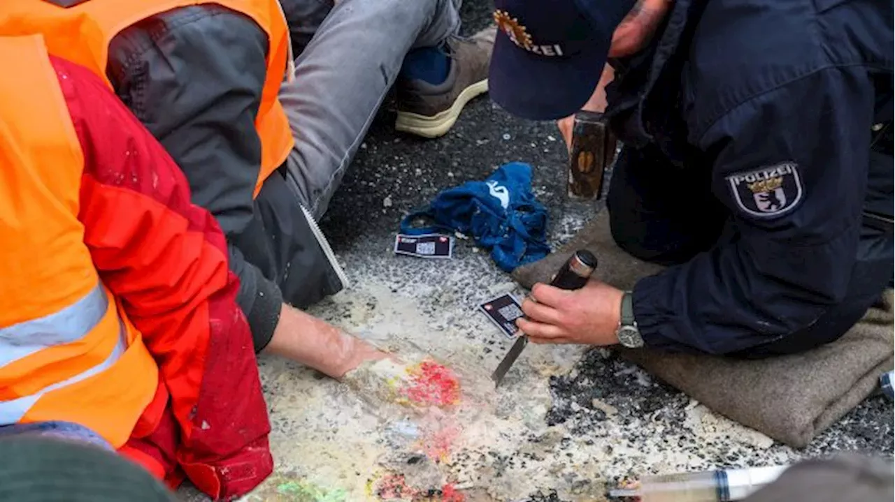 Klima Aktivisten blockieren Straße des 17 Juni in Berlin Deutschland