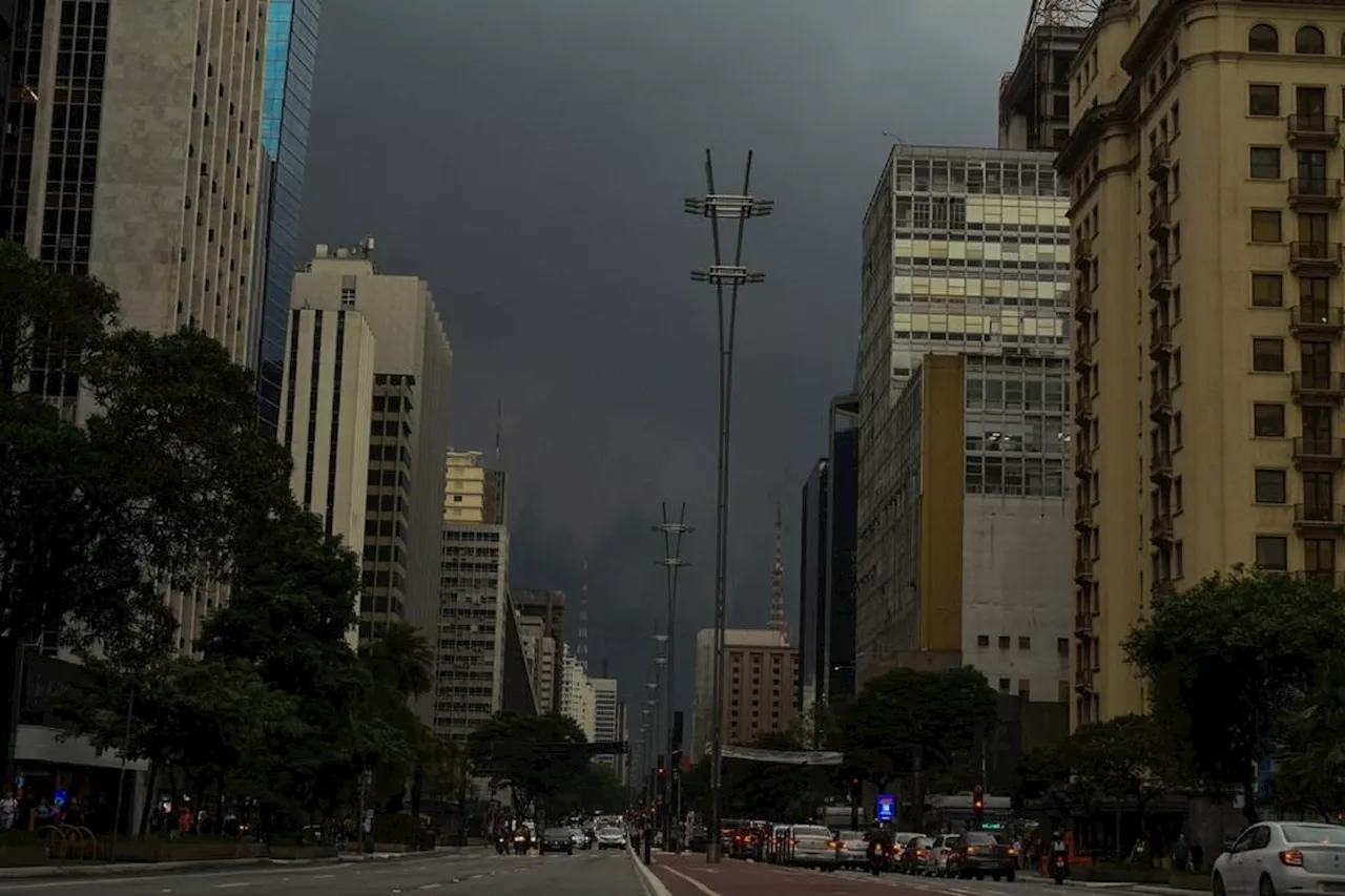 Bairros de SP completam 16h sem luz após tempestade ventos acima de