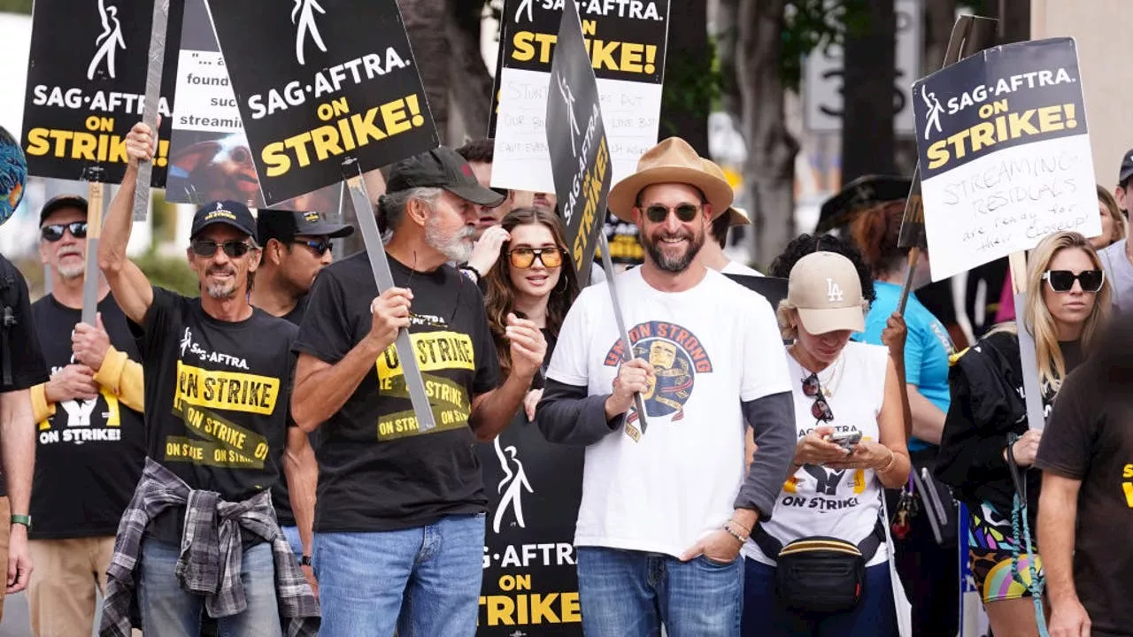 Sag Aftra Reaches Tentative Deal With Studios To End Month Strike