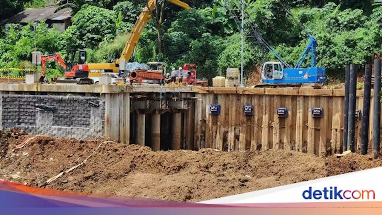 Melihat Progres Pembangunan Proyek Saringan Sampah Ciliwung