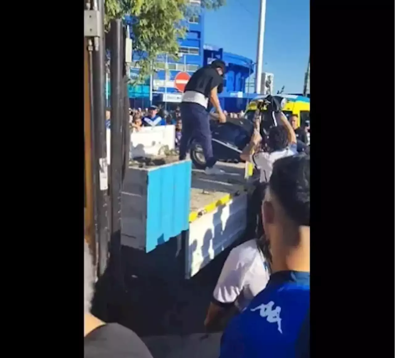 Hinchas De V Lez Vs Agentes De Tr Nsito Por Una Moto Confiscada