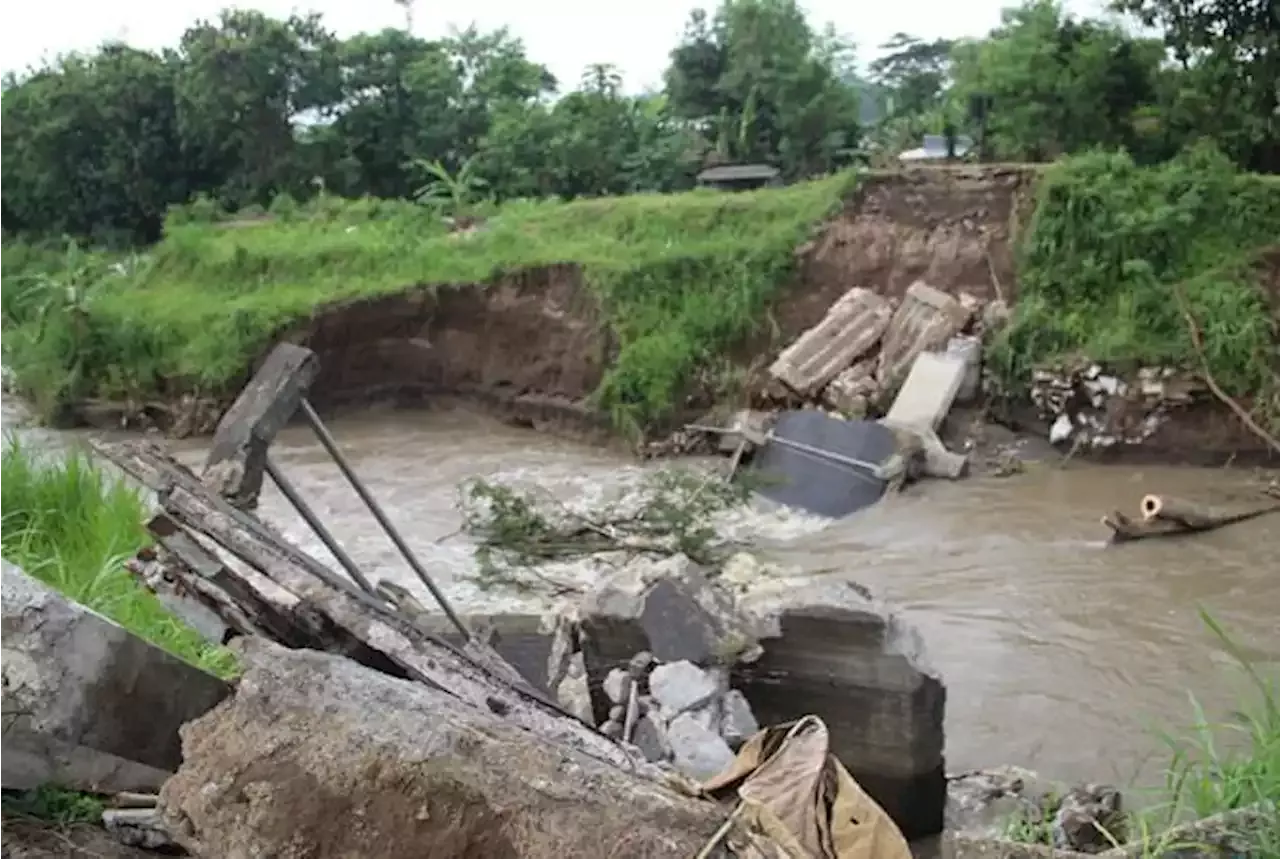 Dua Tahun Terbengkalai Proyek Pembangunan Jembatan Brodot Segera