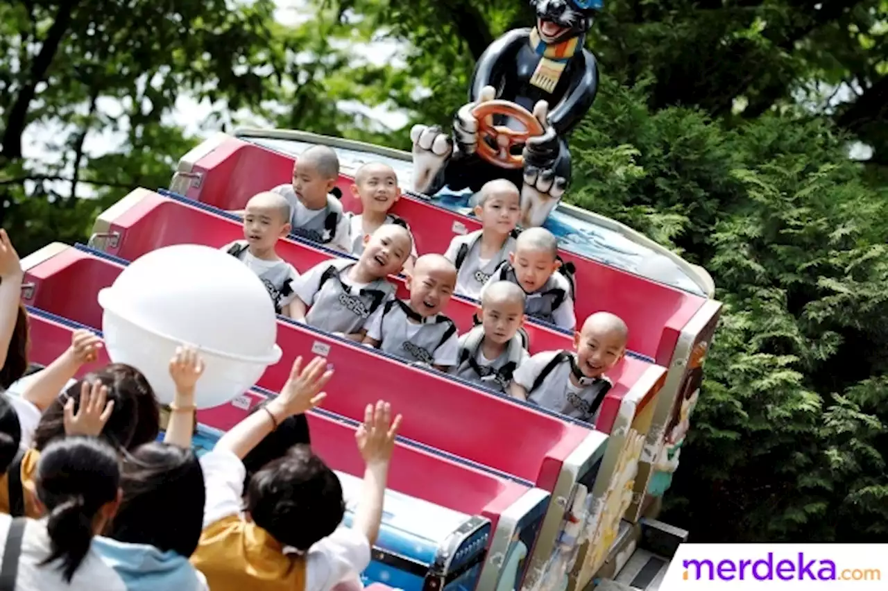 Foto Kegembiraan Biksu Cilik Naik Wahana Di Taman Hiburan Everland