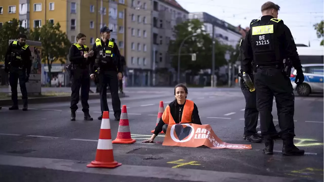 Newsblog Zur Letzten Generation In Berlin Autofahrer Treten Und