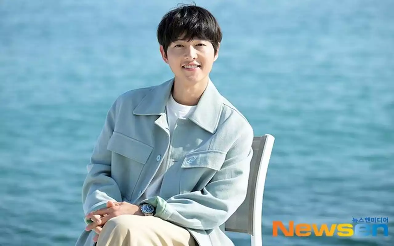 Song Joong Ki Pamer Euforia Hingga Tampil Bersinar Di Pantai Barrier