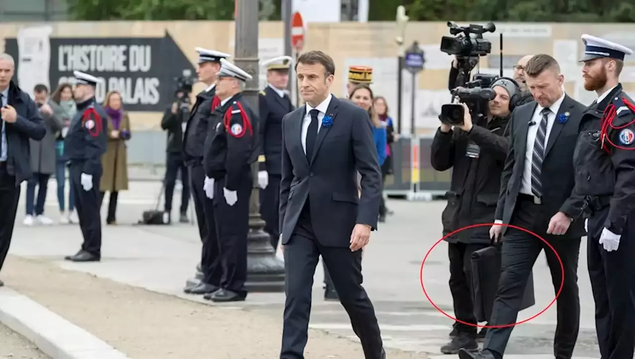 Emmanuel Macron Qui Est L Homme En Costume Avec Une Mallette La