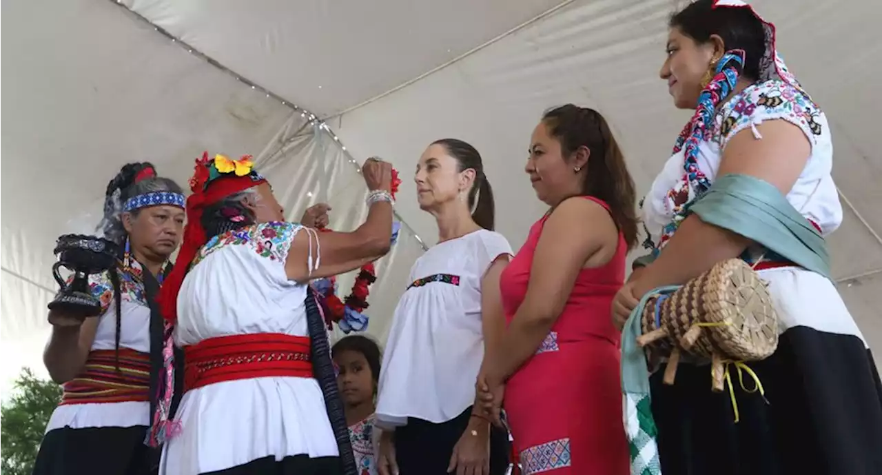 Sheinbaum Recibe Bast N De Mando Por Mujeres De Pueblos Originarios En