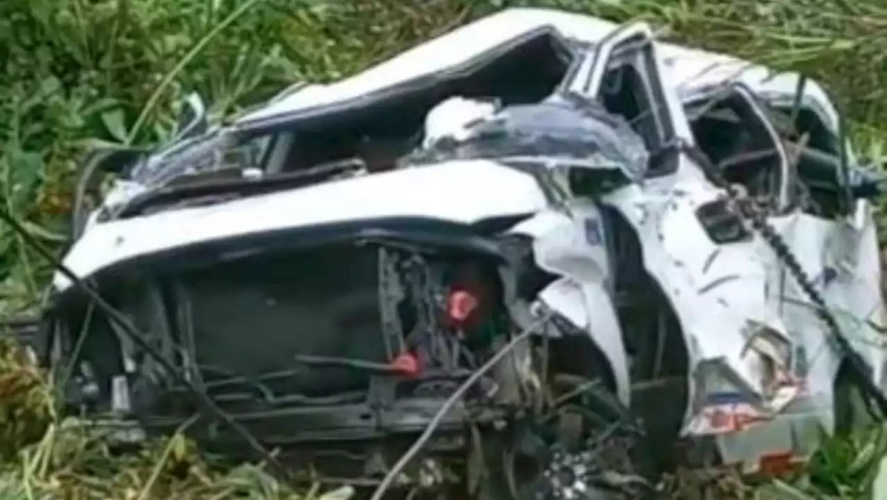 Conductor perdió el control y su camioneta rodó por abismo de la