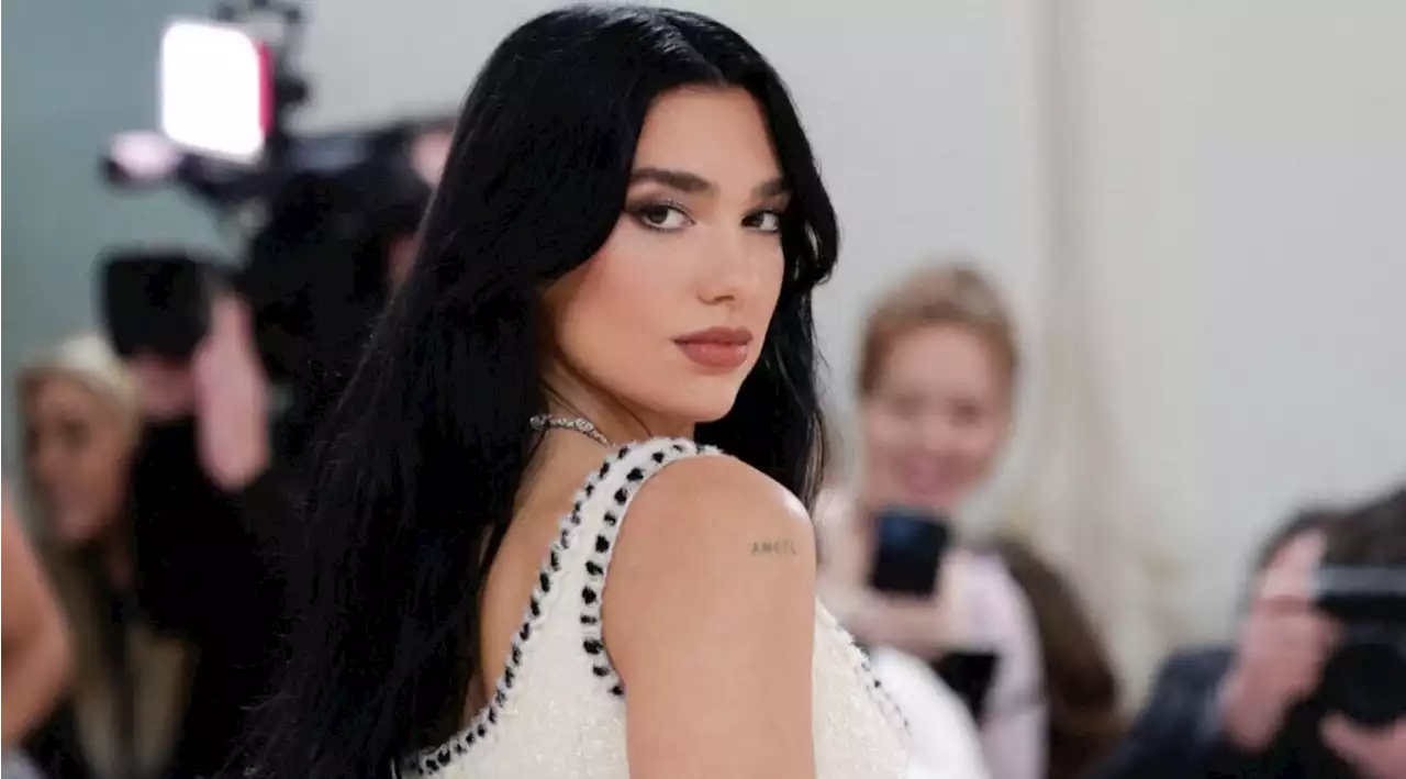 Dua Lipa dévoile son fessier rebondi dans un bikini rose à paillettes