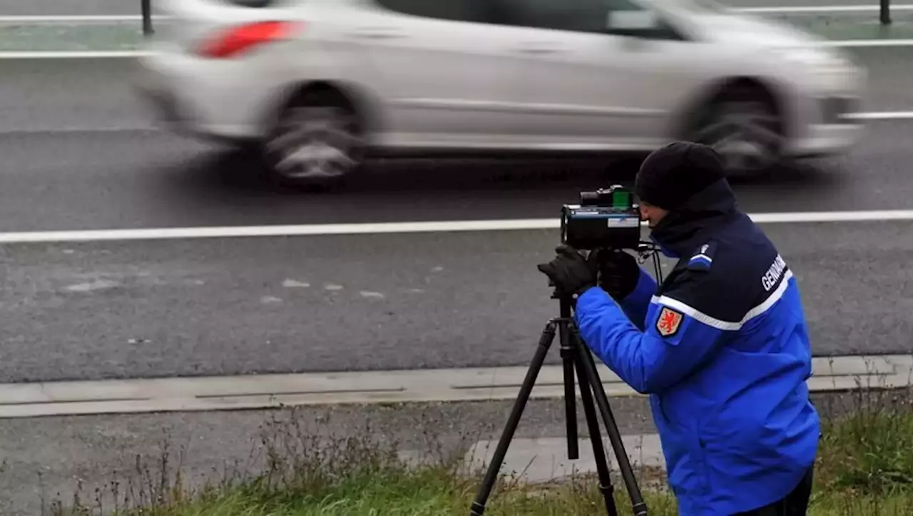 Un Automobiliste Contr L Km H Au Volant De Sa Voiture Allemande