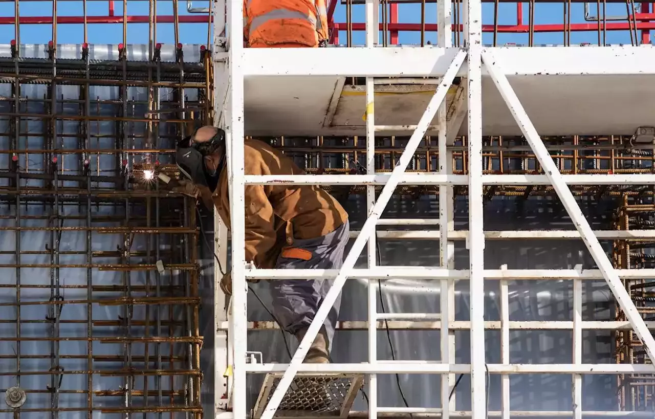 Un Ouvrier Cras Par Un Chariot Sur Le Chantier Du Grand Paris Express