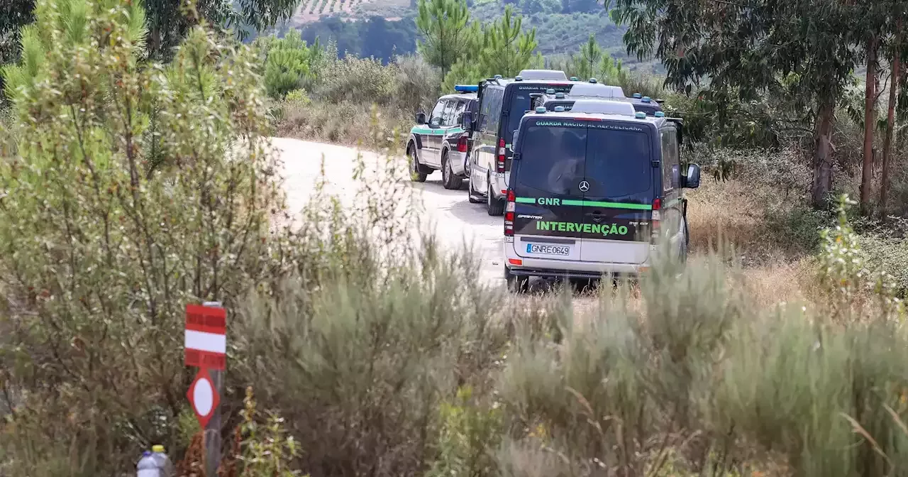 Quatro viaturas da GNR três do corpo de intervenção junto à herdade