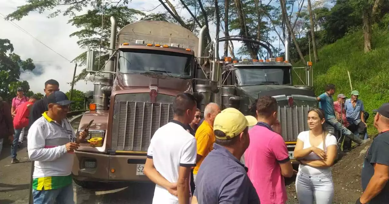 Comunidad De Valdivia Bloquea La Troncal A La Costa Por Mal Estado De