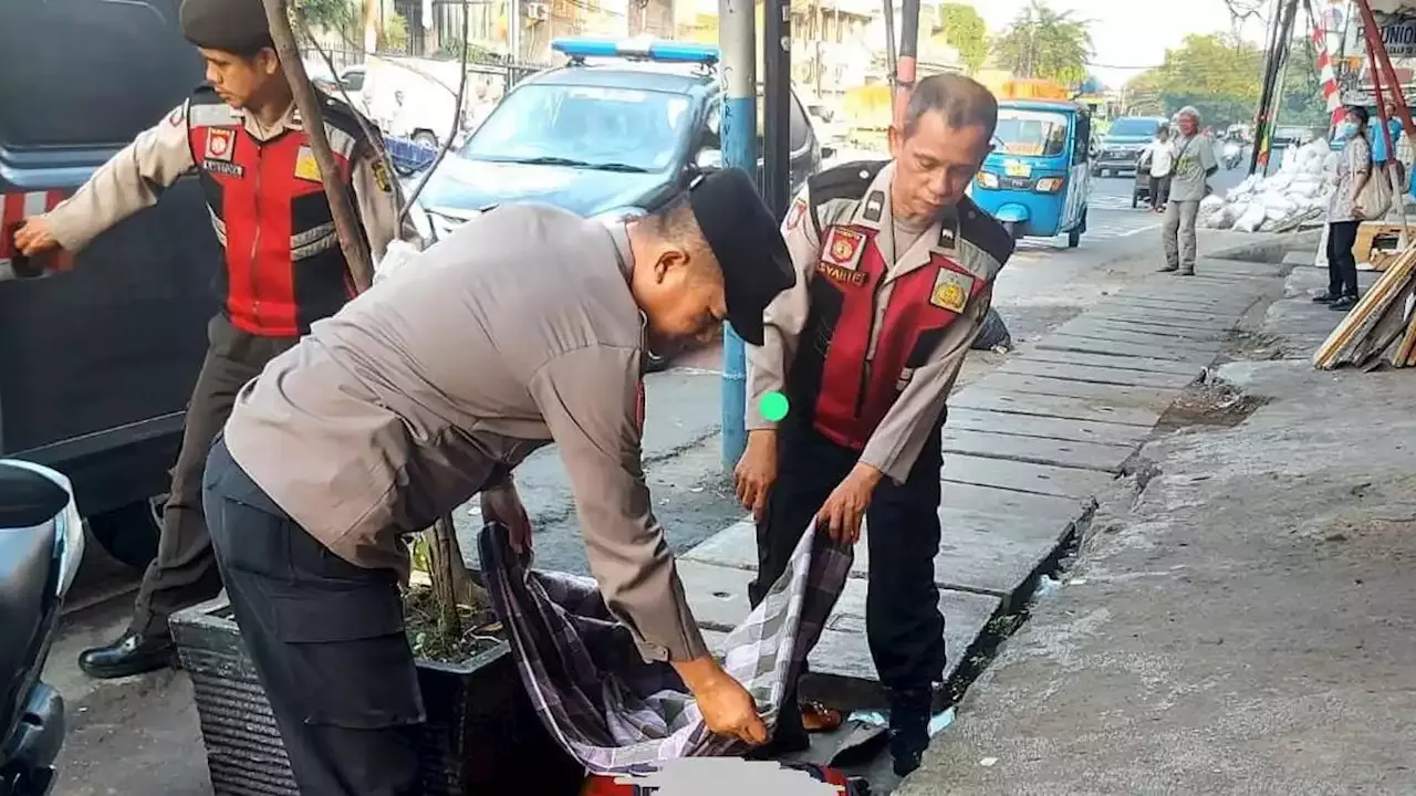 Wanita Tanpa Identitas Ditemukan Tak Sadarkan Diri Di Trotoar Tambora