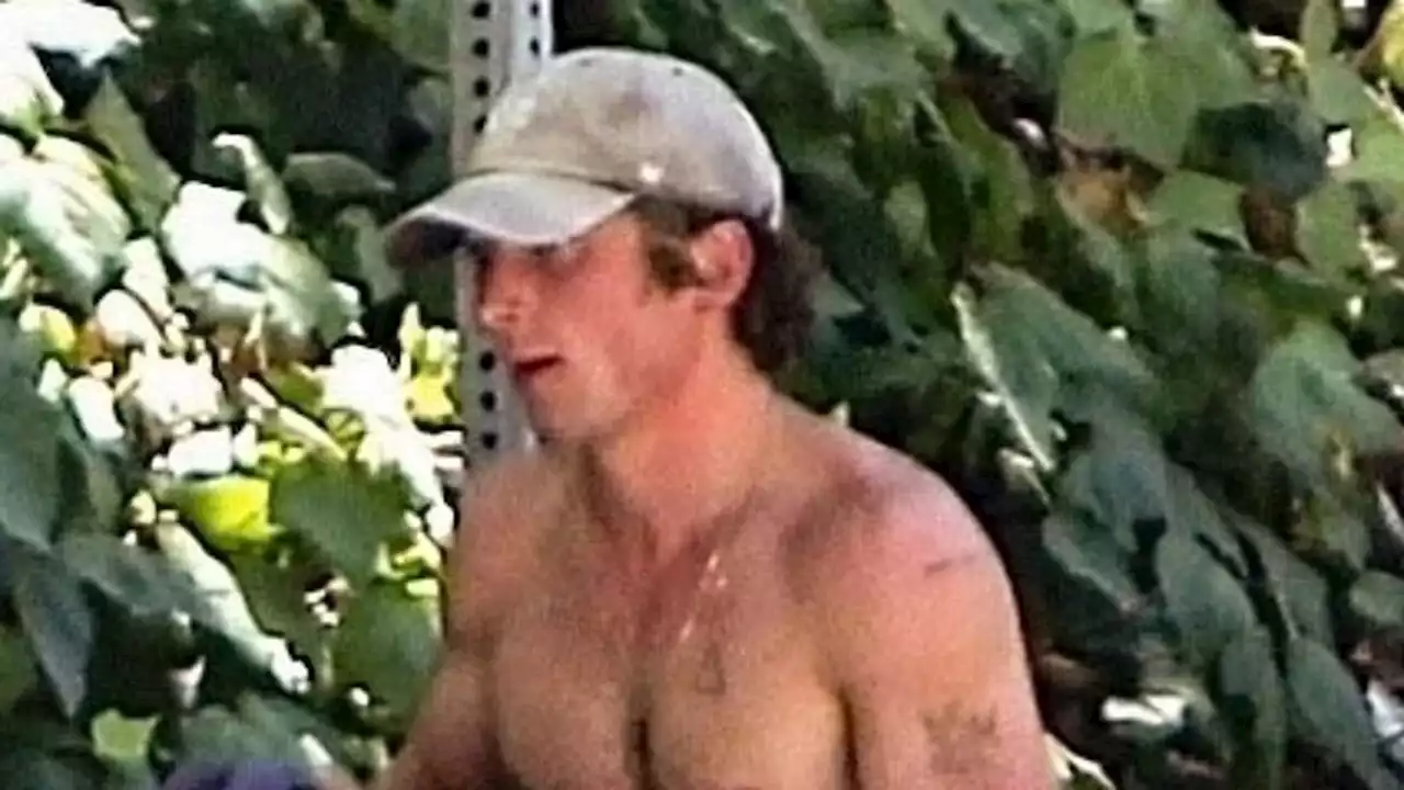 The Bear Star Jeremy Allen White Shows Off His Chiseled Physique In La