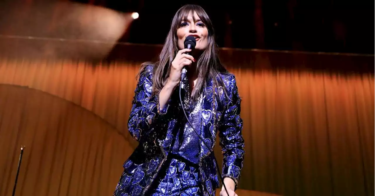 Carnet Rose La Chanteuse Clara Luciani Originaire De Martigues