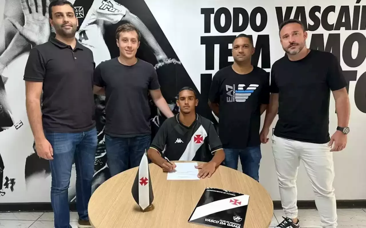 Vasco Assina Primeiro Contrato Profissional De Promessa Da Base Vasco