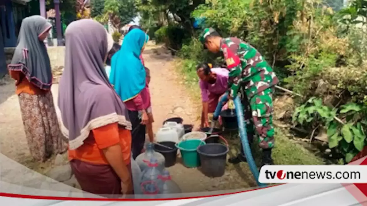 Personel TNI Di Brebes Pasok Kebutuhan Air Bersih Bagi Warga Terdampak