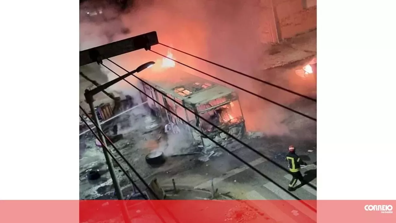 Populares Incendeiam Autocarro No Bairro Do Zambujal E Obrigam A