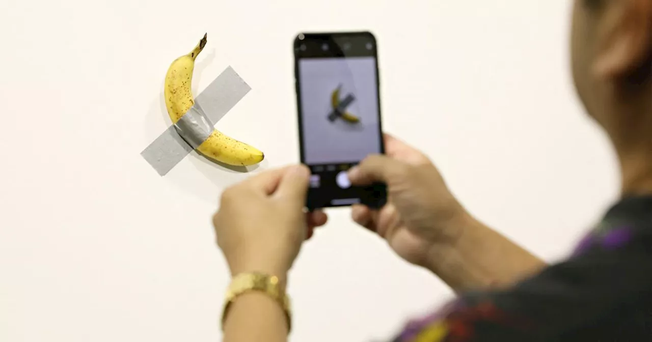 La banane de Maurizio Cattelan estimée un million de dollars fait son