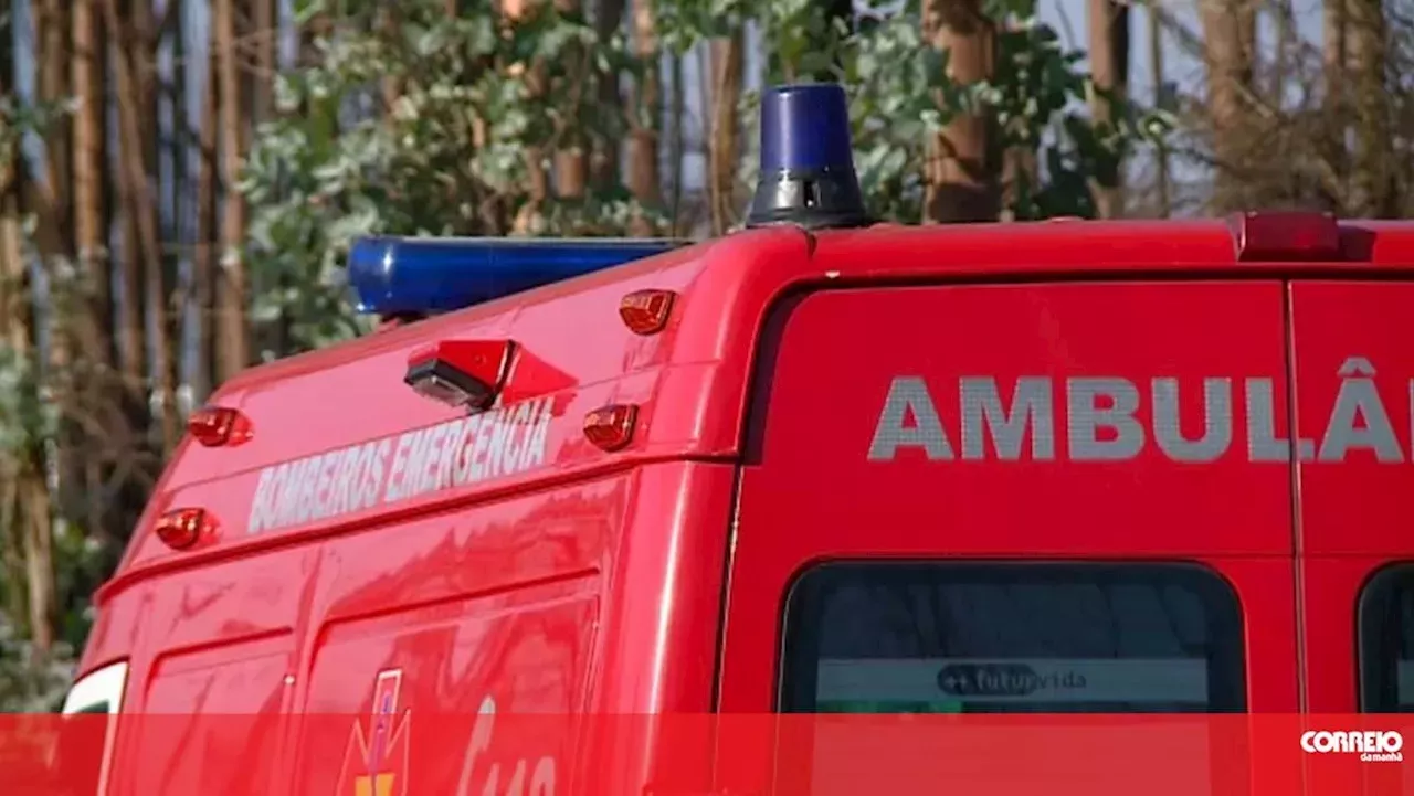 Bombeiros feridos em colisão entre carro e ambulância na A4 em Penafiel