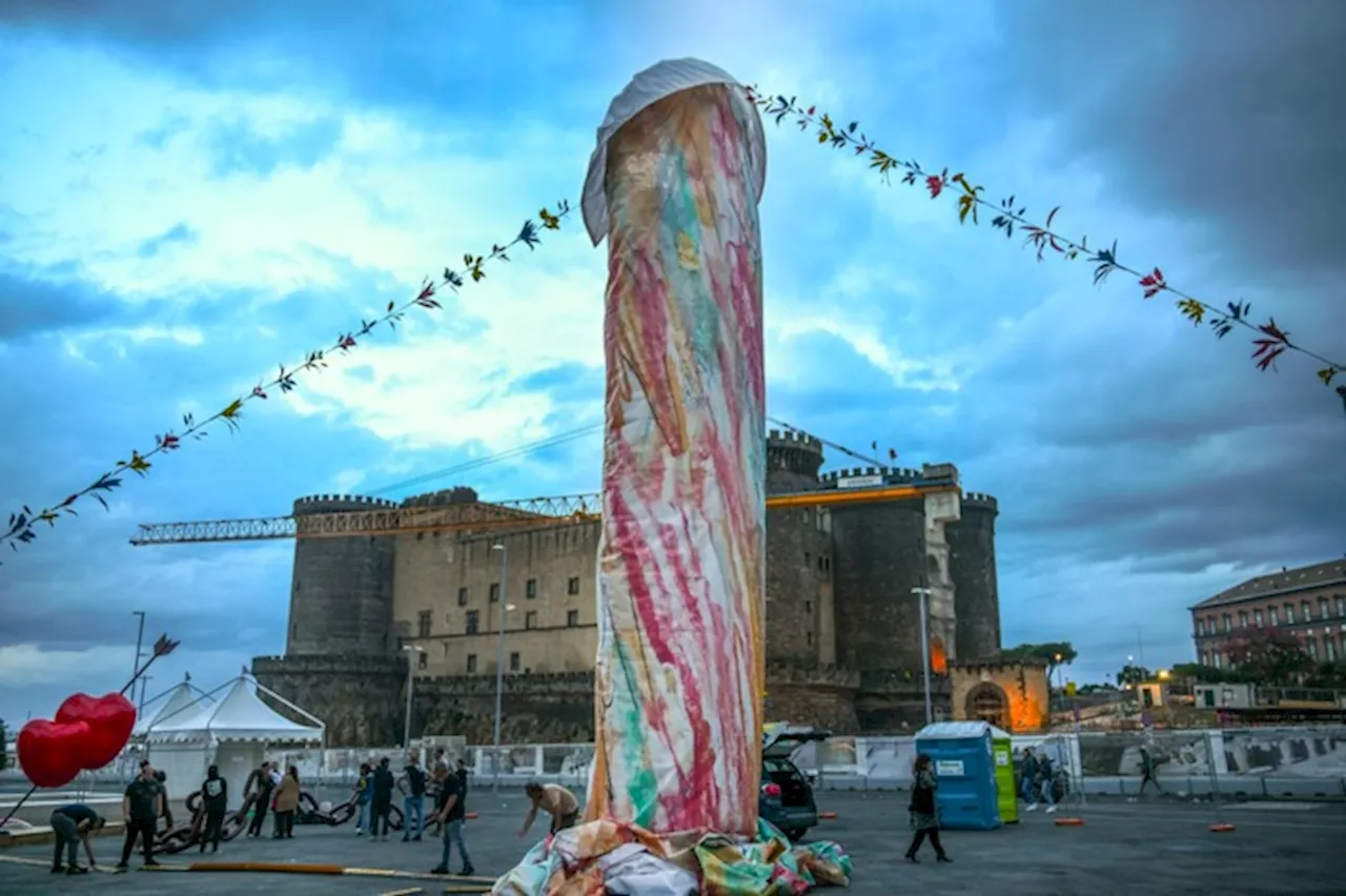 A Napoli Una Nuova Installazione In Piazza La Forma Fa Discutere