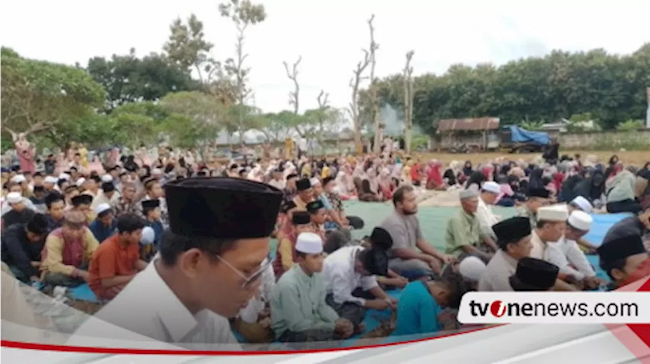 Lestarikan Tradisi Ratusan Warga Gunung Kapur Sekapuk Gresik Lakukan