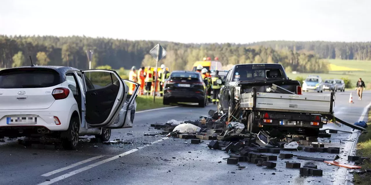 Zwei Schwerverletzte Nach Unfall Bei Ansbach Frau Muss Von Feuerwehr