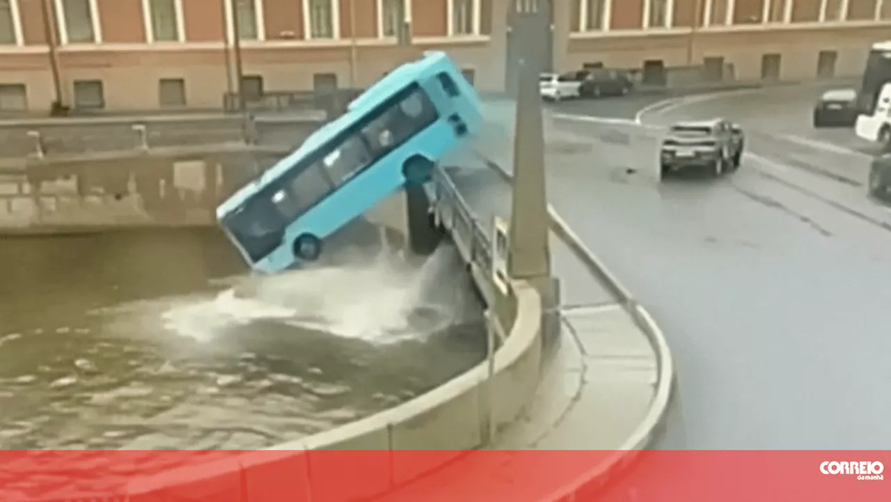 Morte Quatro Mortos E Seis Feridos Ap S Autocarro Cair Ao Rio Em S O