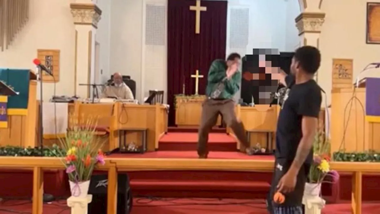 Iglesia En Video Pastor Se Salv De Morir Durante Serm N Cuando Al