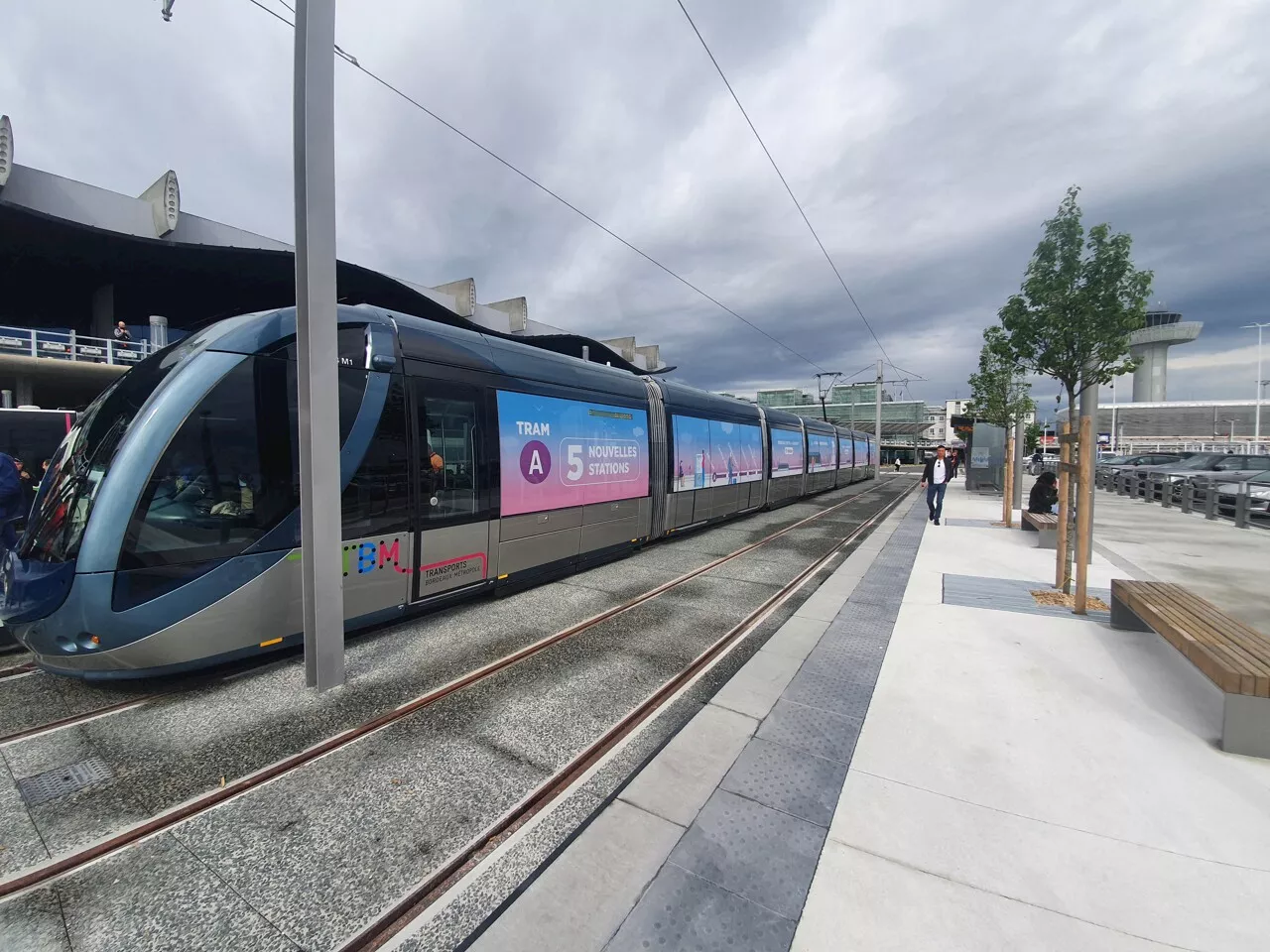 Pénalisé par l extension du tramway il réclame 43 000 euros de