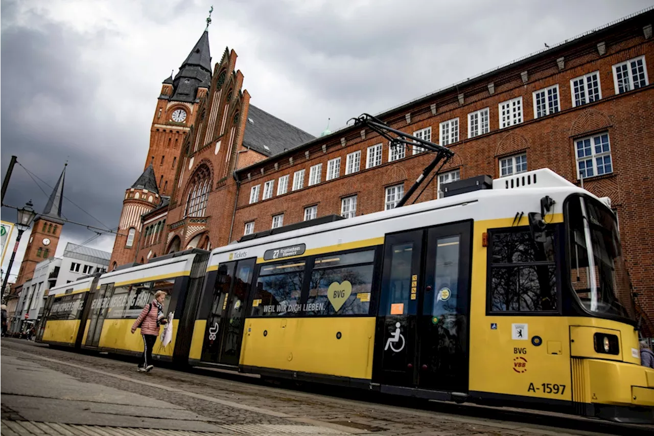 News Unfall in Berlin Köpenick Betrunkene Frau von Tram erfasst