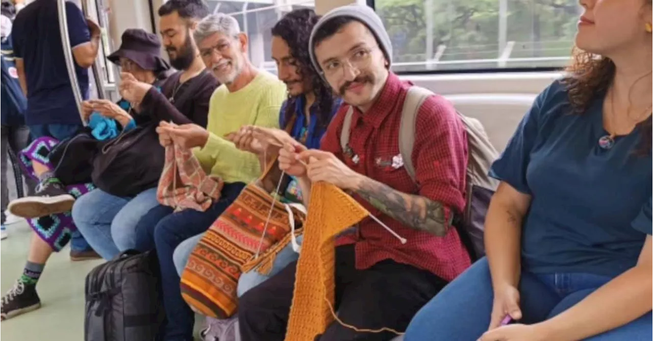 Video hombres tejiendo en el metro de Medellín son la sensación en las