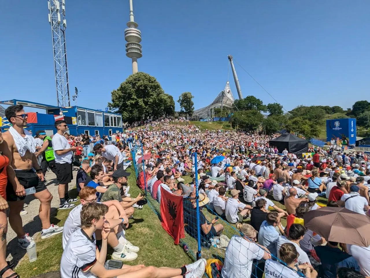 Fu Ball Em Fu Ball Em In M Nchen Fan Zone Im Olympiapark Kurz Vor Der