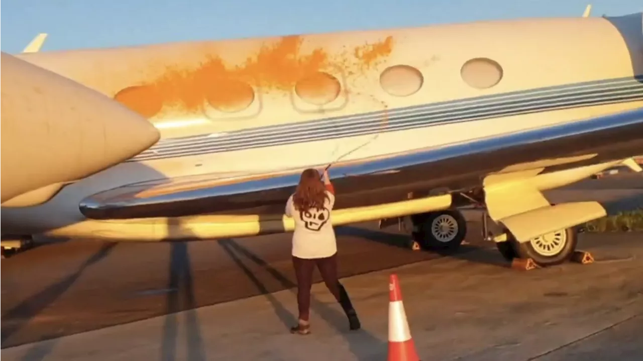 Activistas Clim Ticos Roc An Pintura Naranja En Aviones Privados En La